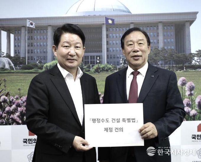 왼쪽부터 권영진 국회의원, 최민호 시장