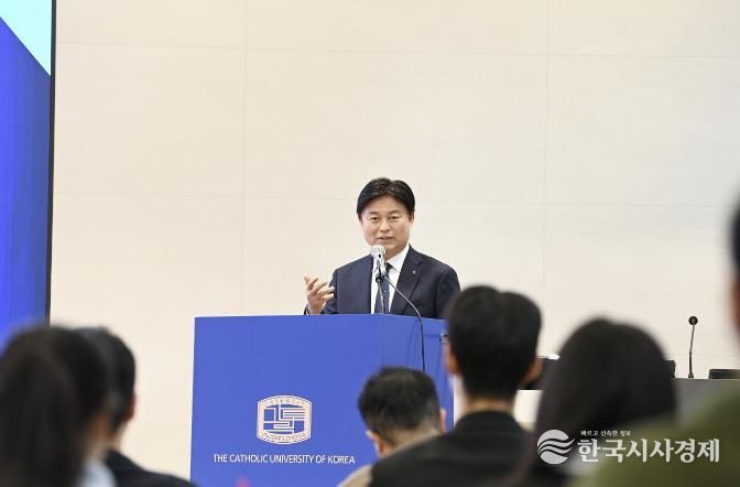 조용익 부천시장이 12일 가톨릭대학교 행정학술제에서 ‘청년이 미래를 잇다’를 주제로 특별강연을 진행하고 있다.