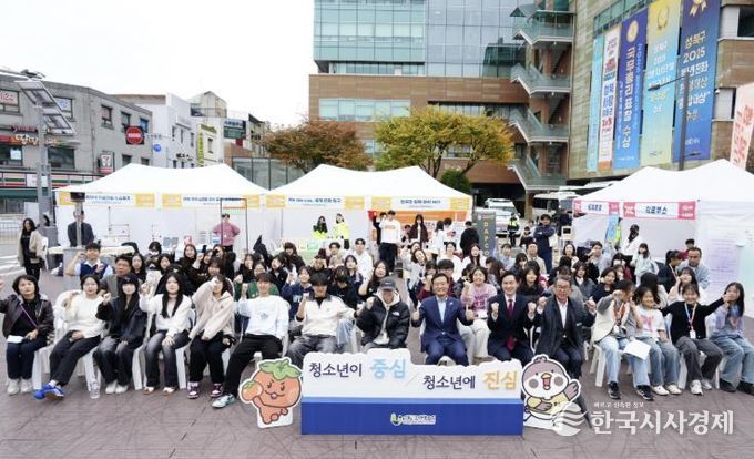 이승로 성북구청장(앞줄 오른쪽 일곱 번째)과 관계자 및 참여자들이 기념촬영을 하고 있다