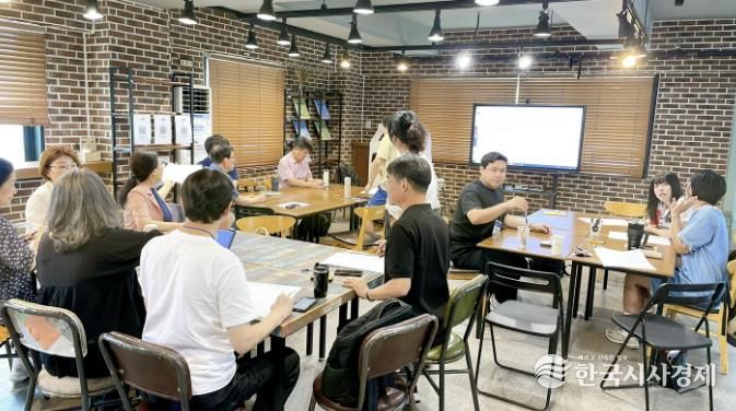 관악구 사회적경제기업 코워킹스페이스에서 기업 간 네트워킹하는 모습