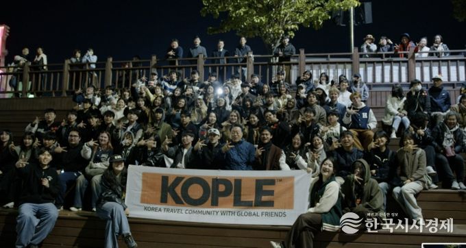 화순 꽃강길 음악분수를 감상하는 코플 관광객