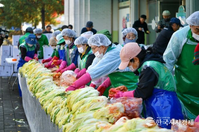 사흘간 3,000포기 담가 취약계층 전달