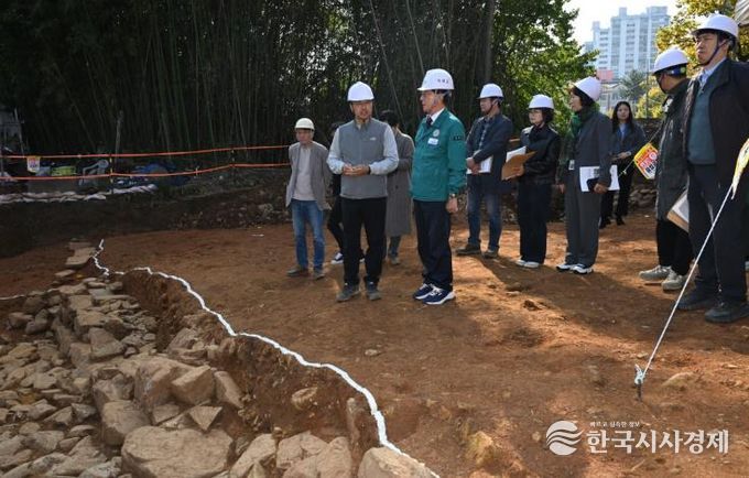 정종복 기장군수가 14일 학술발굴조사 자문회의에서 발굴조사 관계자로부터 현장설명을 듣고 있다