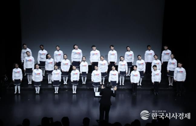 안산시 세계소년소녀합창단이 15일 소극장 보노마루에서 열린 ‘제15회 정기연주회’ 무대에서 합창을 하고 있다.