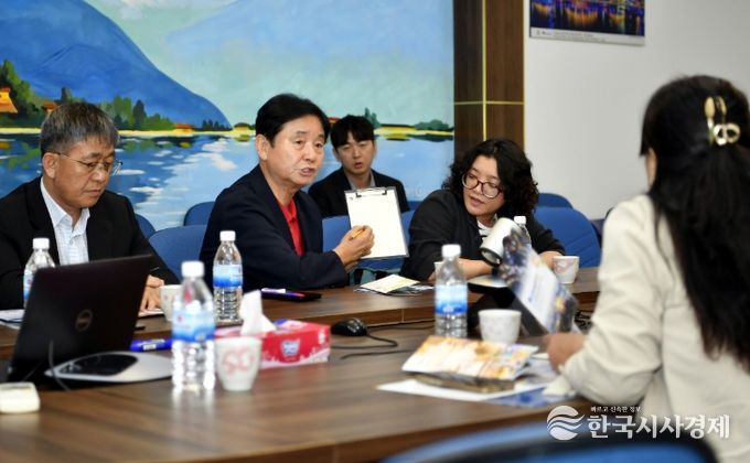 최문순 화천군수가 9일부터 14일까지 베트남과 홍콩, 타이완 현지 여행사를 방문해 축제 상품을 설명하고 있다.