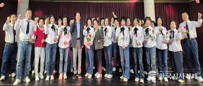 수원시 영통구 광교2동 라온시니어 합창단, 주민 환호 속에 정기연주회 성료