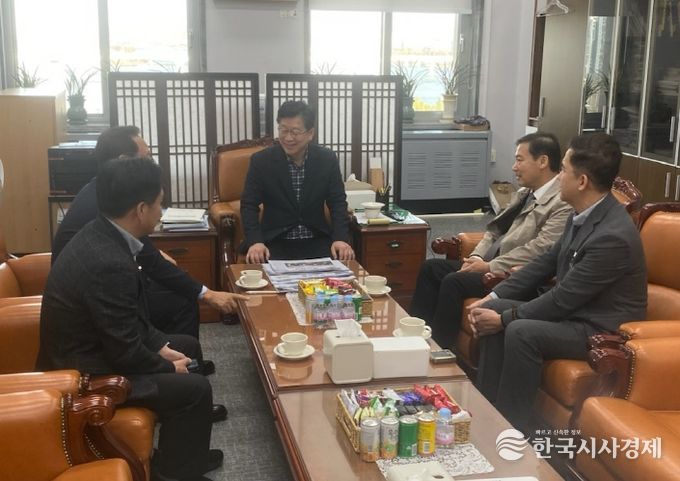 진안군, 농어촌 기본소득 5개 군 추가 선정 마지막 고비 돌파 나서 (전춘성 진안군수가 안호영 의원을 만나 기본소득 추가 선정에 힘을 더해주길 요청하고 있다)