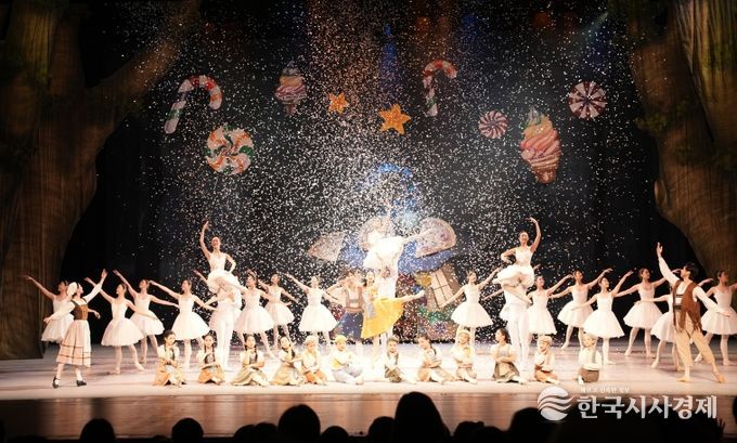 발레 <헨젤과 그레텔> 마지막 씬에서 전 출연진이 모두 나와 피날레 장면을 완성했다.