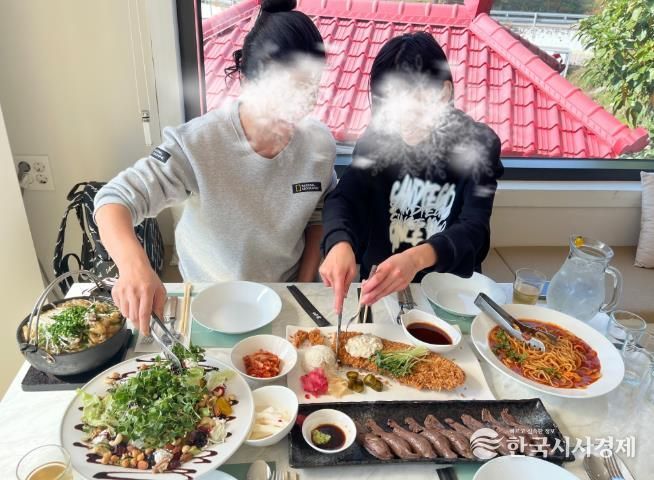 점심 식사를 즐기는 아동과 부모