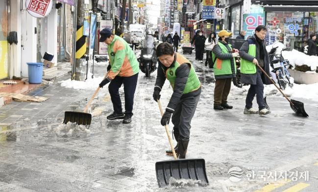 조용익 부천시장이 지난해 부천역 마루광장을 찾아 폭설 대응 상황을 점검한 뒤 제설작업에 동참했다.