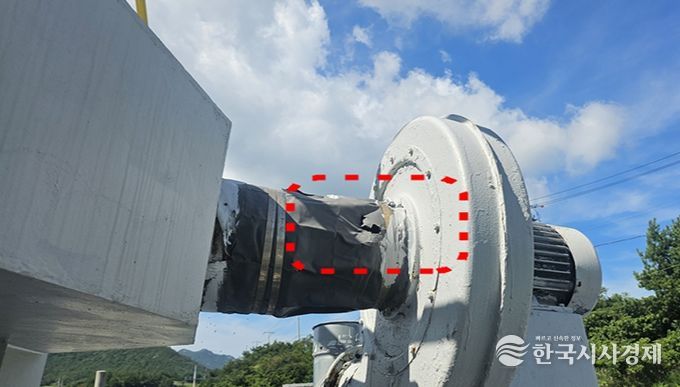 대기방지시설(흡착에 의한 시설)의 연결부위가 훼손된 채로 방치된 모습