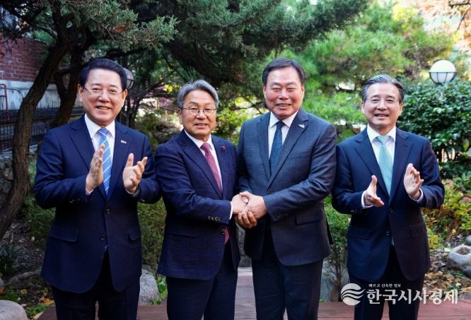 강기정 광주광역시장이 19일 서울 용산의 한 음식점에서 대통령실 주관 ‘대통령실-지자체 4자 사전협의’에 참석, 광주 민간·군공항 통합이전 추진에 대한 공감대를 이루며 기념촬영을 하고 있다. 사진 왼쪽부터 김영록 전남지사, 강기정 광주시장, 김산 무안군수, 김용범 대통령실 정책실장. /광주광역시 제공