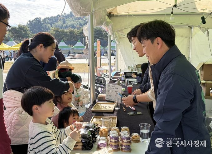 4-H연합회 부스에서 진행한 무안양파오링떡 홍보 활동