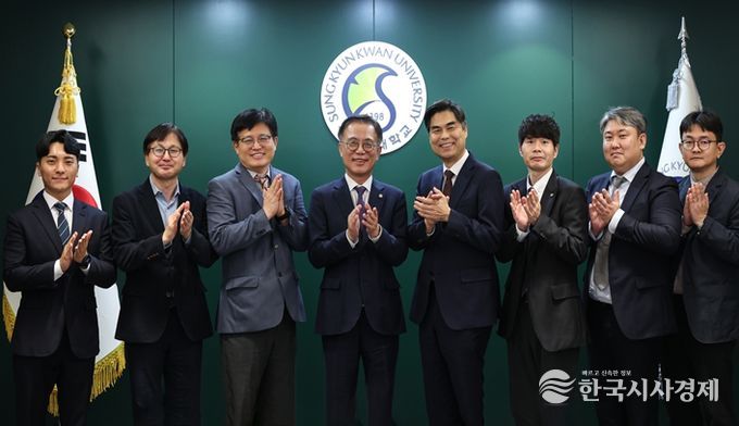 서울AI재단-성균관대학교 업무협약식 체결 (가운데 왼쪽 유지범 성균관대학교 총장, 오른쪽 김만기 서울AI재단 이사장)