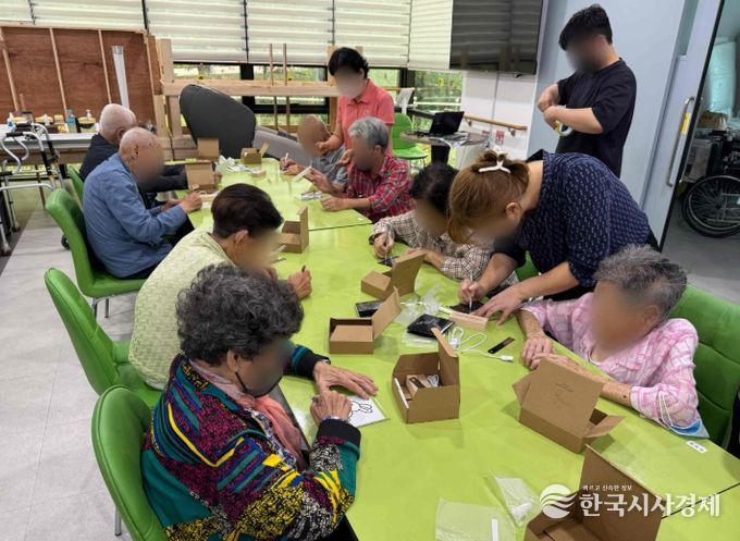 밀양시 무안면 참조은노인요양원에서 진행된 생체모방기술 체험