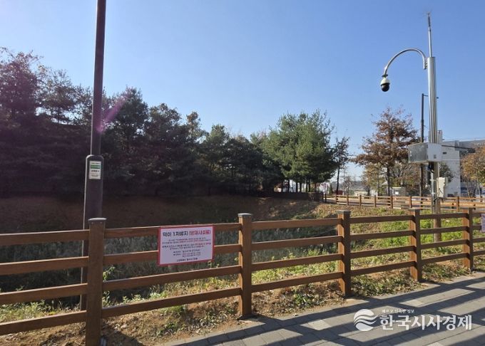 고양시 일산서구, 덕이 제1저류지 노후 안전휀스 교체- 도시미관 고려, 목재 울타리 형태로 재설치…2011년 설치 이후 14년 만에 새 단장