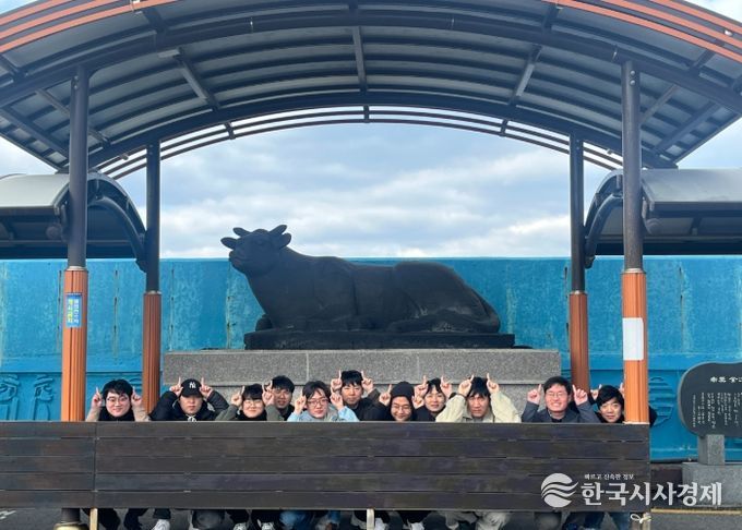 ‘지방공무원 직급별 소통·공감 역량강화 과정 중 제주 4·평화 기념관 방문 단체사진 및 조별 촬영 모습