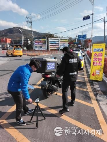 화순군과 화순경찰서, 한국교통안전공단이 합동으로 지난 19일 화순읍 광덕리 일대에서 운행차 소음 합동점검을 펼치고 있다.