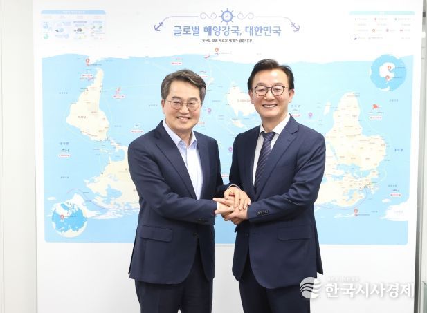 21일 오후 김동연 경기도지사와 전재수 해양수산부 장관이 기념촬영을 하고있다.