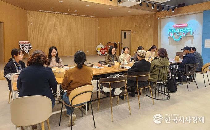 대전 대덕구는 21일 대덕구 청년벙커에서 ‘장애인개인예산제 시범사업 최종 간담회’를 개최했다. 관계 기관과 참여자들이 의견을 공유하며 사업의 개선 방향을 논의 하고 있다.