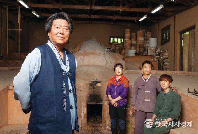 전라남도 무형문화유산 청자장 이용희 선생.