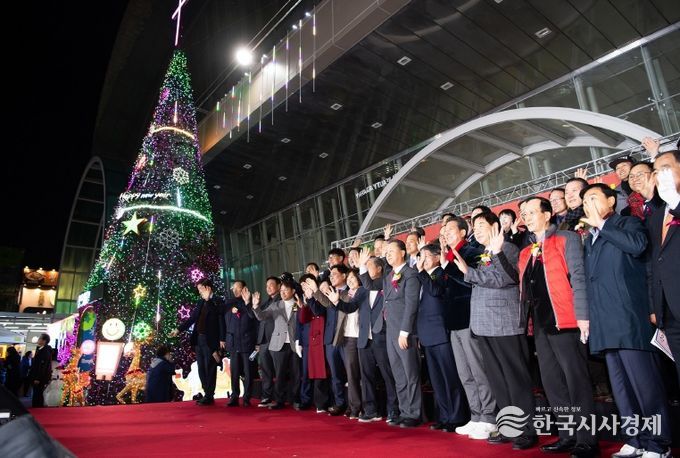 구미역 광장, 성탄트리 밝혀…시민과 함께 따뜻한 겨울 연다(성탄트리, 단체사진)