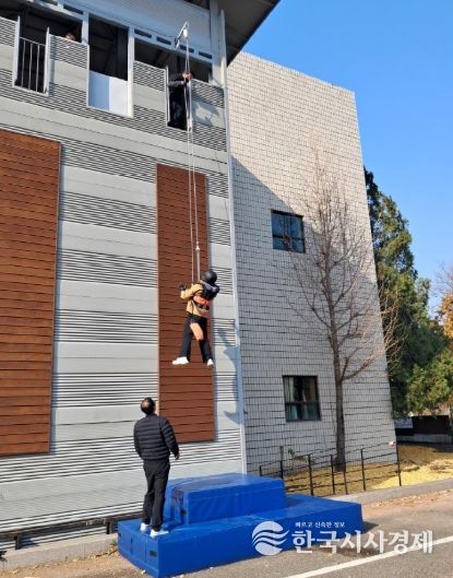 고양시 시민안전체험관 완강기 실외체험장에서 체험자가 스마트 에어백을 착용하고 안전체험을 진행하고 있다.