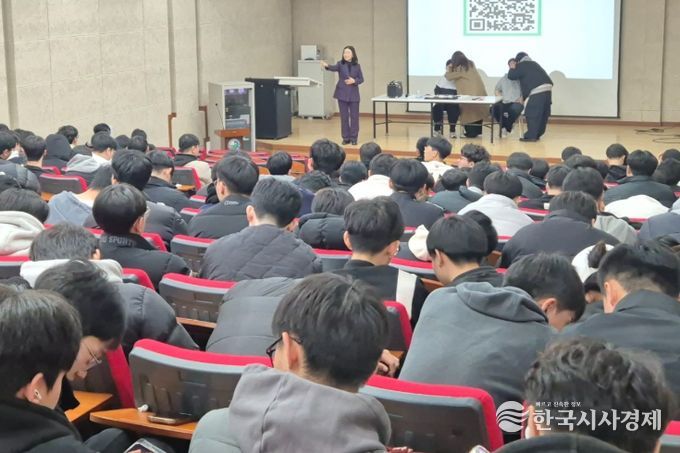 광주학생교육문화회관이 지난 20일 광덕고등학교 강당에서 진행한 이미지 메이킹 강의에서 광덕고등학교 3학년 학생들이 직접 메이크업과 헤어스타일을 시연해보고 있다.