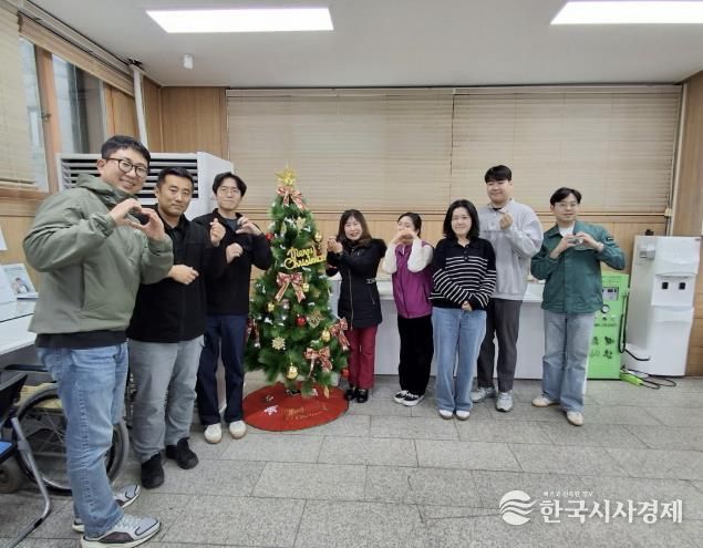 동두천시 불현동 행정복지센터, 크리스마스 트리로 더 따뜻해진 민원실