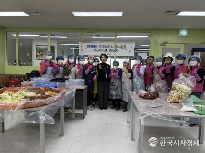 지난 26일 구리시 보건소 구내식당에서 사랑나누미 회원들이 사랑의 온정이 담긴 김장김치를 직접 만들고 전달했다.