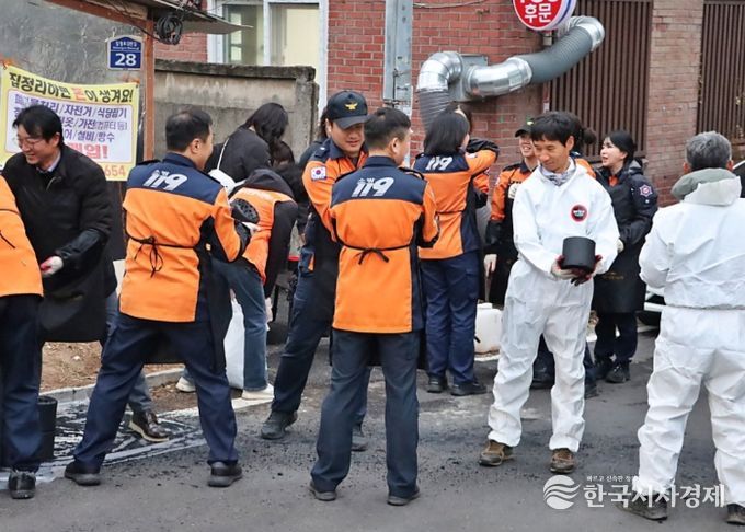 에너지 취약계층 가구에 연탄을 배달하고 있다.