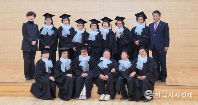 2025학년도 고성군 늘배움학교 졸업생 기념사진 촬영