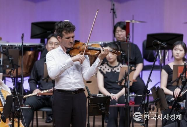 <2025 고잉홈 더 갈라>에서 솔로 연주 중인 바이올리니스트 스베틀린 루세브(고잉홈프로젝트 리더)