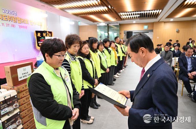 성낙인 창녕군수가 청소년지도위원들에게 군수 표창을 수여하고 있다.