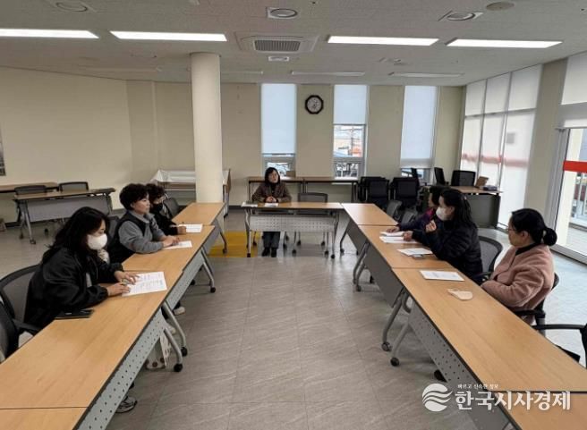 밀양시 상권활성화지원센터에서 물가모니터요원을 대상으로 진행된 2025년 하반기 물가모니터요원 교육