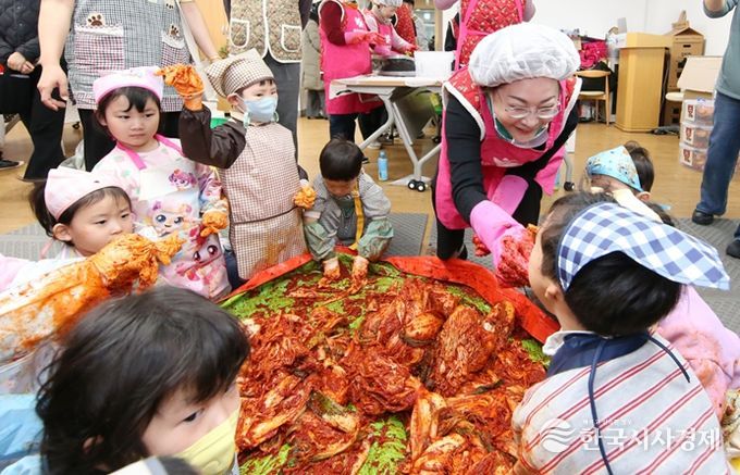 박희영 용산구청장이 ‘한마음 김장나눔’ 행사에서 청파어린이집 원아들과 함께 김장을 담그고 있다.