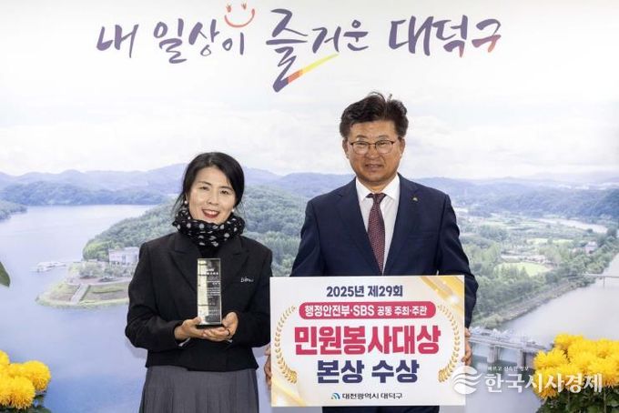 최충규 대덕구청장(사진 오른쪽)과 가족친화과 김영례 팀장(사진 왼쪽)이 민원봉사대상 수상 기념촬영을 하고 있다.