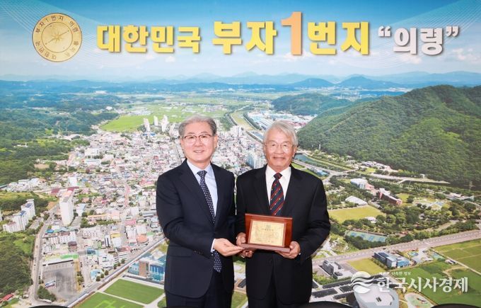 우 전임수 명예군수, 좌 오태완 군수