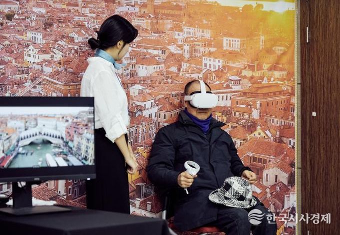 용산구가 관광약자를 위해 운영한 ‘글로벌 VR 여행 체험 프로그램’에서 한 주민이 가상 여행을 체험하고 있다.