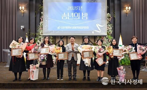 김동근 시장이 11월 28일 ‘2025년 보육교직원 보육인의 밤’ 행사에서 유공자들에게 시상을 한 뒤 함께 기념사진을 찍고 있다.