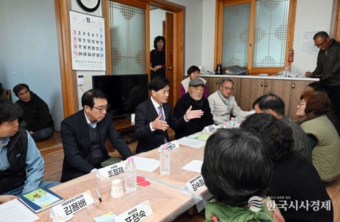 밀양시 산내면 동명마을 주민들과 얼음골 옛길 활성화 방안을 논의하는 간담회 모습