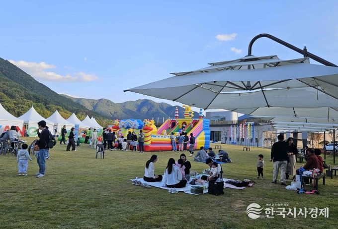2025년 밀양 선샤인 농산물대전 전경(에어바운스 운영)