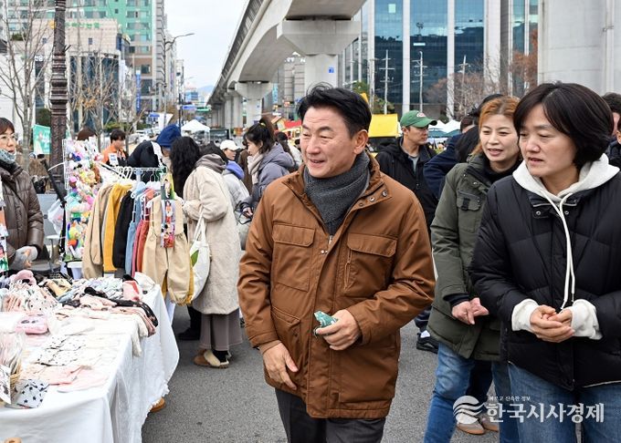 김동근 시장이 11월 29일 시청 앞 도로 일원에서 열린 ‘걷기 좋은 거리’ 행사 현장을 둘러보고 있다.