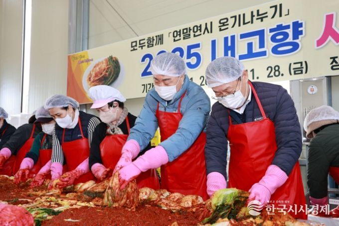 김장 김치를 버무리는 구복규 화순군수