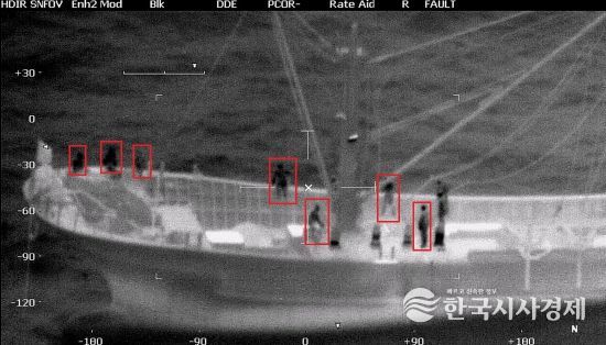 항공 채증영상에 AI를 적용하여 적재 물건, 선원 활동, 선박배치 형태를 분석하여 야간 의심 선박을 분석하는 모습(예시)
<p> </p>
<p>