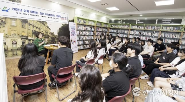 박희영 용산구청장이 2025년 하계 대학생 청년 아르바이트 간담회에서 참여자들과 소통하고 있다.