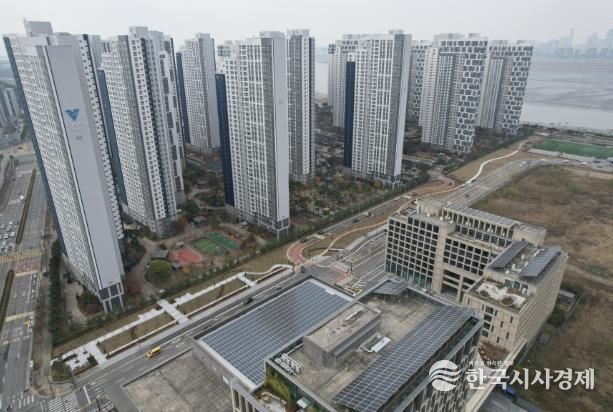 서울대 시흥캠퍼스(우측)와 아파트 사이 부지에 조성된 배곧 도시숲 전경