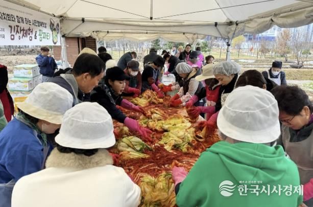 시흥시 배곧2동 주민자치회, 김장 나눔으로 지역사회에 온정 전달
