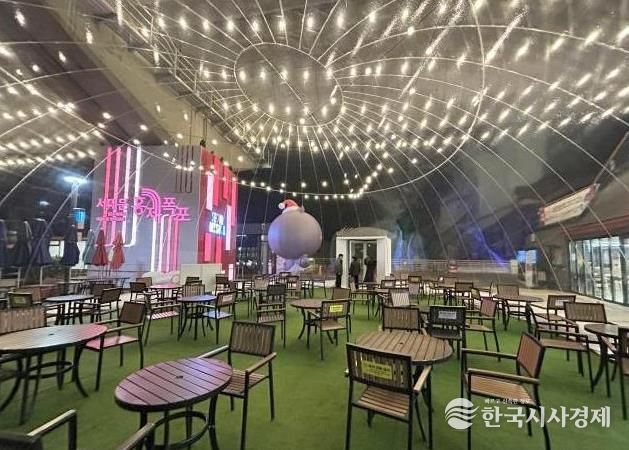 서대문구가 카페폭포 수변테라스에 설치한 ‘초대형 반구형 투명 에어돔’ 내부 모습