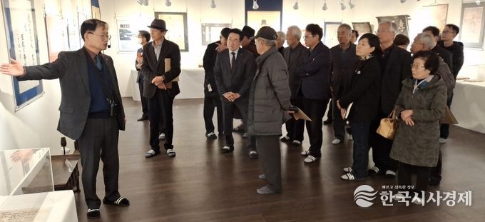 영천역사박물관 제2전시관에서 진행 중인 창녕조씨 영천문중 유물기획전 전시 모습